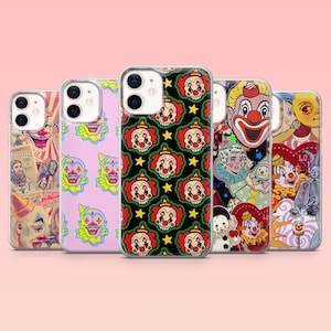 Op de afbeelding: Een verzameling van vijf telefoonhoesjes met verschillende clown-thema's. De hoesjes bevatten afbeeldingen van clowns, circusaffiches en patronen. Kleuren zijn rood, zwart, geel, roze en blauw. De hoesjes zijn gemaakt van een helder, glanzend materiaal.