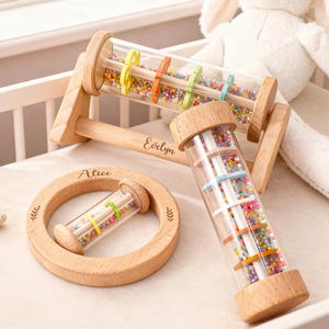 Puede incluir: Un letrero de madera rústica con el texto "Welcome to our home" en letras blancas. El letrero presenta un acabado envejecido y un diseño sencillo y acogedor, perfecto para la decoración de la puerta principal.