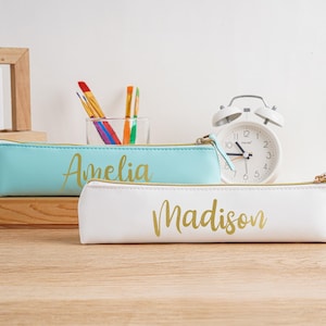 Trousse avec nom personnalisé à fermeture éclair,Sac de voyage monogramme,Trousse en cuir PU,Cadeau de rentrée,Trousse d'anniversaire,Accessoires scolaires,Cadeau pour enfant