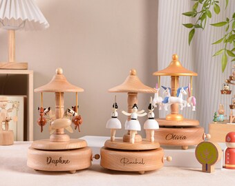 Personalisierte hölzerne Spieluhr, gravierte Namen Karussell, Babyparty Neugeborenen Geschenk