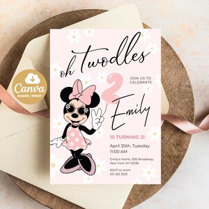 K&ouml;nnte beinhalten: Eine rosa Einladungskarte mit dem Text "oh twodles" und "Emily wird 2!" zeigt eine Minnie Mouse-Illustration. Die Karte enth&auml;lt Veranstaltungsdetails und ein "Canva SHARE/PRINT"-Logo, vor einem G&auml;nsebl&uuml;mchenmuster.
