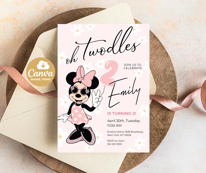 K&ouml;nnte beinhalten: Eine rosa Einladungskarte mit dem Text "oh twodles" und "Emily wird 2!" zeigt eine Minnie Mouse-Illustration. Die Karte enth&auml;lt Veranstaltungsdetails und ein "Canva SHARE/PRINT"-Logo, vor einem G&auml;nsebl&uuml;mchenmuster.