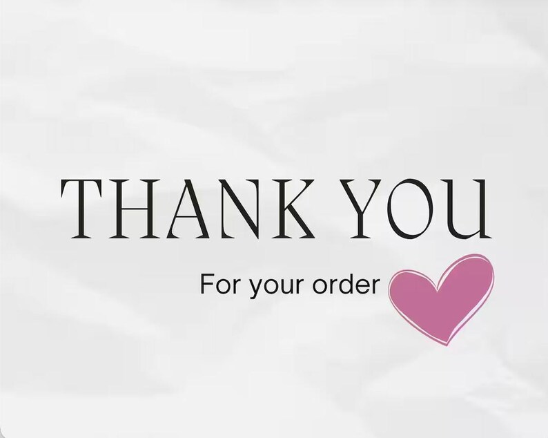 K&ouml;nnte beinhalten: Wei&szlig;er Hintergrund mit den Worten "THANK YOU" in schwarzer, eleganter Schrift. Darunter steht in kleinerer Schrift "For your order". Auf der rechten Seite des Textes befindet sich ein rosa Herz.