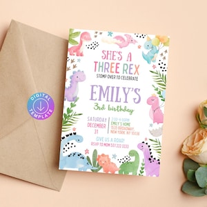 K&ouml;nnte beinhalten: Eine digitale Geburtstagseinladung mit Dinosaurier-Motiv. Die Einladung lautet "She's a Three Rex" und enth&auml;lt den Namen "Emily's" sowie Party-Details. Ein brauner Umschlag und ein "Digital Template"-Aufkleber sind ebenfalls zu sehen.