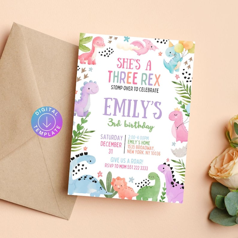 K&ouml;nnte beinhalten: Eine digitale Geburtstagseinladung mit Dinosaurier-Motiv. Die Einladung lautet "She's a Three Rex" und enth&auml;lt den Namen "Emily's" sowie Party-Details. Ein brauner Umschlag und ein "Digital Template"-Aufkleber sind ebenfalls zu sehen.