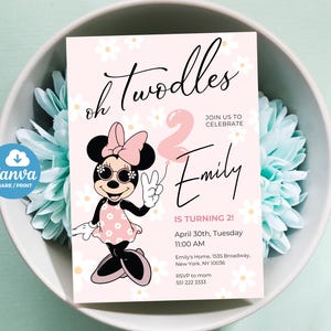 K&ouml;nnte beinhalten: Eine rosa Geburtstagseinladung mit Minnie Mouse mit Sonnenbrille und einem rosa Kleid. Die Einladung lautet "oh twodles" und enth&auml;lt Party-Details f&uuml;r Emilys zweiten Geburtstag, mit einem G&auml;nsebl&uuml;mchenmuster.