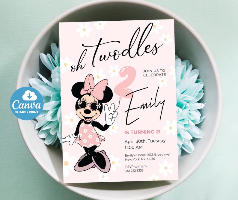 K&ouml;nnte beinhalten: Eine rosa Geburtstagseinladung mit Minnie Mouse mit Sonnenbrille und einem rosa Kleid. Die Einladung lautet "oh twodles" und enth&auml;lt Party-Details f&uuml;r Emilys zweiten Geburtstag, mit einem G&auml;nsebl&uuml;mchenmuster.