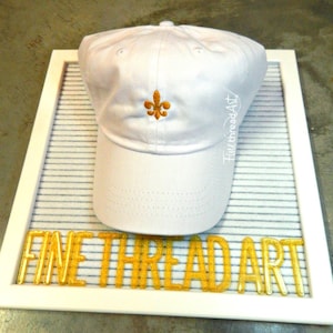 SEÑORAS Sombrero Fleur de Lis con Monograma Lateral Gorra de Béisbol Correa de CUERO Dama de Honor Novia Despedida de Soltera Nueva Orleans Luisiana Cajun Who Dat