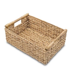 以下が含まれることがあります： 2つの木製ハンドルが付いた長方形の織りバスケット。バスケットは、天然色の織り素材で作られています。ハンドルは明るい色の木材でできており、バスケットの側面に付いています。バスケットは空で、白い表面に置かれています。