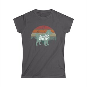 Doodle Mom T-Shirt: Softstyle Tee for Dog Lovers Bild 1