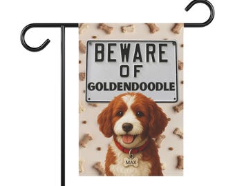 Personalisierter Beware of Goldendoodle Garten Flagge: Tuxedo Doodle Decor