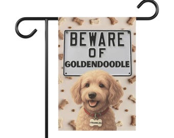 Beware of Goldendoodle Garden Flagge: Personalisiertes Geschenk für Hundeliebhaber