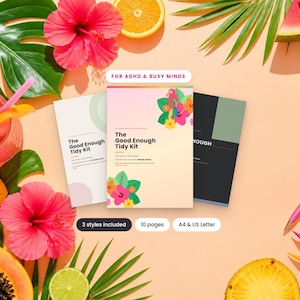 Peut inclure: Trois couvertures de documents numériques intitulées The Good Enough Tidy Kit, avec un dégradé rose orné de fleurs tropicales, une couverture blanche avec des cercles doux et une couverture gris foncé avec des accents verts. Inclut des étiquettes pour ADHD & Busy Minds, 3 styles, 10 pages, et formats A4 & US Letter.