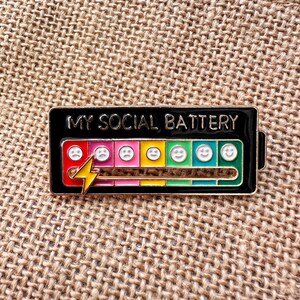 Min sociala batteri emaljnål, glidande blixtmätare, regnbågsfärgad introvert humormärke, söt nål present till honom och henne bild 2