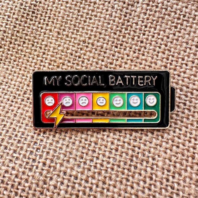 Min sociala batteri emaljnål, glidande blixtmätare, regnbågsfärgad introvert humormärke, söt nål present till honom och henne bild 2