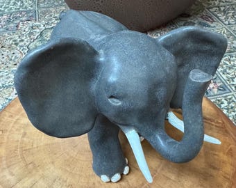 Handgemaakte keramische olifantensculptuur in houtskoolglans en ivoorglazuur