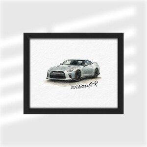 Może przedstawiać: Oprawiony wydruk akwarelowy srebrnego samochodu sportowego Nissan GT-R z 2018 roku. Samoch&oacute;d przedstawiony jest w realistycznym stylu z czarnymi kołami i czarną ramą. Pod samochodem widnieje napis "2018 Nissan GT-R".