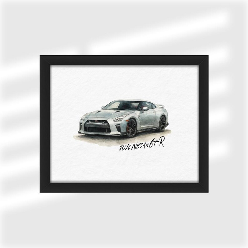 Może przedstawiać: Oprawiony wydruk akwarelowy srebrnego samochodu sportowego Nissan GT-R z 2018 roku. Samoch&oacute;d przedstawiony jest w realistycznym stylu z czarnymi kołami i czarną ramą. Pod samochodem widnieje napis "2018 Nissan GT-R".
