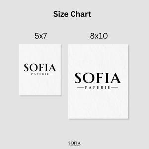 Może przedstawiać: Tabela rozmiar&oacute;w z dwoma białymi prostokątnymi nadrukami. Nadruki wyświetlają logo "SOFIA -PAPERIE-" w kolorze czarnym. Rozmiary to 12,7 x 17,8 cm i 20,3 x 25,4 cm. U g&oacute;ry znajduje się tekst "Tabela rozmiar&oacute;w".