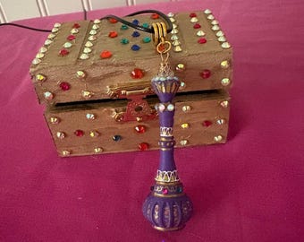 Bejeweled * Dreaming of Jeannie Wish-hanger * & ketting in schatkist