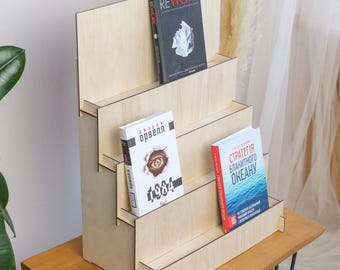 Stojak ekspozycyjny do sprzedaży detalicznej, Stojak ekspozycyjny na książki z drewna, Stojak na książki, Stojak ekspozycyjny na pocztówki, Stojak ekspozycyjny na kartki okolicznościowe z drewna, Stojak ekspozycyjny na książki