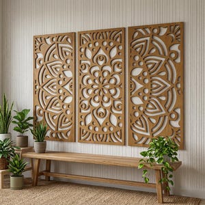 Peut inclure: Trois panneaux muraux rectangulaires en bois présentant des motifs de mandala complexes découpés au laser. Les panneaux sont disposés côte à côte, affichant des formes géométriques symétriques et des motifs circulaires.