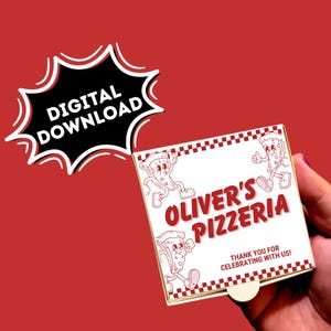 Könnte beinhalten: Digitaler Download-Grafik auf rotem Hintergrund. Die Grafik zeigt eine Pizzabox mit dem Text "Oliver's Pizzeria" und Cartoon-Pizza-Scheiben-Charakteren. Die Worte "Digitaler Download" stehen in einer weißen und schwarzen Sprechblase.