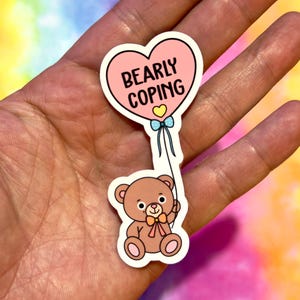 Bearly Coping-sticker, sticker schattige beer, sticker teddybeer, beer met een ballon, sticker geestelijke gezondheid, angststicker, gezellig en schattig