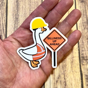 Sticker Silliness Up Ahead, sticker domme gans, bouwsticker, sticker bouwhelm, sticker gans met bordje, werkgerelateerde sticker