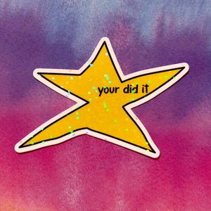 以下が含まれることがあります： 「your did it」の黒い文字が入った黄色の星型ステッカー。星は白い縁取りがあり、キラキラで満たされています。背景は紫とピンクのグラデーションです。