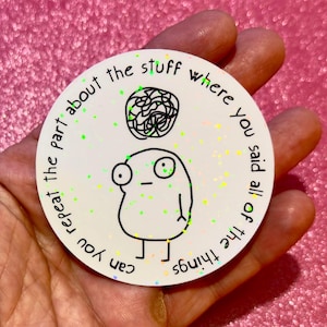 Può includere: Un adesivo rotondo e bianco con un'illustrazione a fumetti e testo. L'illustrazione presenta un personaggio con un'espressione confusa e un cervello aggrovigliato sopra la testa. Il testo recita: "Puoi ripetere la parte sulle cose in cui hai detto tutte le cose."