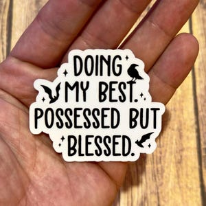 Doing my best Possessed but gesegneter Aufkleber, gruseliger Selbstfürsorge Aufkleber, Affirmation Aufkleber, Kindle Aufkleber, Krähen- und Fledermausaufkleber, Gothic