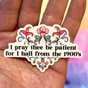 Ik bid je, wees geduldig want ik kom uit de jaren 1900 sticker, grappige trendy sticker, grappige meme sticker, vintage bloemen, middeleeuwse sticker