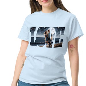 レディースTシャツ、オリジナルギフト、面白いTシャツ、ロマンチックなLOVE Tシャツ、ムーンライトオーシャンウォークグラフィックTシャツ（レディース）、カップルギフトアイデア