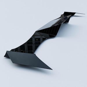 Puede incluir: Una escultura abstracta moderna en negro. La obra de arte presenta formas geométricas y superficies reflectantes, con un diseño elegante y minimalista. La forma de la escultura es alargada y angular, creando un efecto visual dinámico. La pieza parece estar hecha de metal y vidrio.