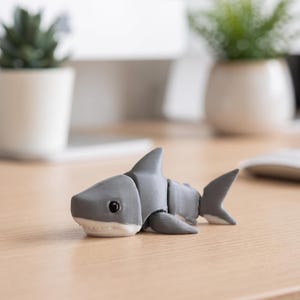 3D-utskriven minihaj-fidgetleksak | Ledad grinig haj-skrivbordsdjur | Söt havsdjursfigur | Fickhaj-leksak, present till hajälskare