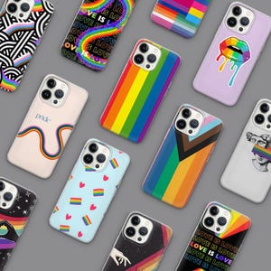 Könnte beinhalten: Eine Sammlung von Smartphone-Hüllen mit verschiedenen Designs. Einige Hüllen zeigen Regenbogenstreifen, Herzen und Flaggen, während andere den Text "LOVE IS LOVE" und das Wort "pride" anzeigen. Die Hüllen sind in einer Vielzahl von Farben erhältlich.