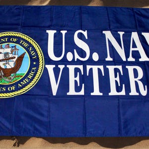 Veteranenvlag Amerikaanse marine 3 x 5 ft – Amerikaanse marine geserveerd met Pride-vlag. Militaire vlag. Marinevlag. Officiële marinevlag voor veteranen. Marineblauwe vlag met logo