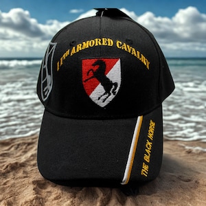 Chapéu preto da 11ª Cavalaria Blindada do Exército dos EUA. Chapéu do 11º Regimento de Cavalaria Blindada. Chapéu do Exército dos EUA. Oficialmente licenciado pela 11ª Cavalaria Blindada do Exército dos EUA.