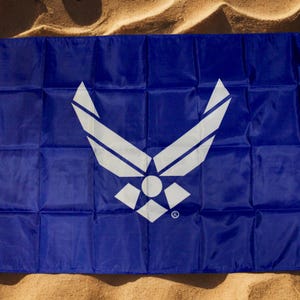 Bandera Azul de la Fuerza Aérea de EE. UU., 90 x 150 cm – Estandarte Militar Azul. Bandera oficial de la Fuerza Aérea de EE. UU. para veteranos. Bandera de la Fuerza Aérea. Bandera con el logotipo de la USAF.