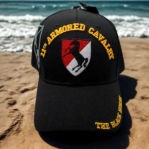 Chapéu preto da 11ª Cavalaria Blindada do Exército dos EUA. Chapéu do 11º Regimento de Cavalaria Blindada. Chapéu do Exército dos EUA. Oficialmente licenciado pela 11ª Cavalaria Blindada do Exército dos EUA.