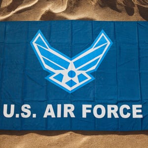 Bandera de la Fuerza Aérea de EE. UU. de 90 x 150 cm – Estandarte militar de la USAF. Bandera oficial de la Fuerza Aérea de EE. UU. con el logo de la USAF.