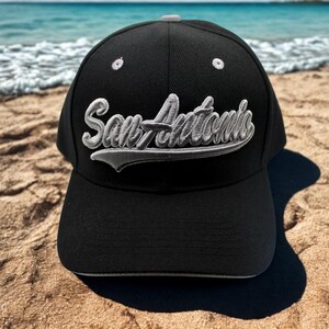 Czapka San Antonio Texas Black Cap. Czapka Alamo City. Czapka Script City. Regulowana czapka z daszkiem. Czapka San Antonio. Prezent z San Antonio TX. Czapka Texas Black Cap.