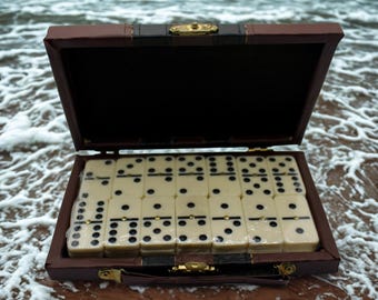 アンティーク　カジノセット　レザーボックスセット　ドミノ・トランプ・ダイス Domino Set With Case. Classic Double-six Dominoes in Faux Leather
