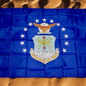 Bandera de la Fuerza Aérea de EE. UU. de 90 x 150 cm: estandarte militar azul con escudo y estrellas. Bandera oficial de la Fuerza Aérea de EE. UU. para veteranos. Bandera de la Fuerza Aérea. Bandera de la USAF.