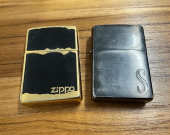 Encendedores Zippo vintage del año 2000, lote de 2 - Siete estrellas negras grabadas + panel negro chapado en oro - Auténticos fabricados en Bradford, Pensilvania, EE. UU.