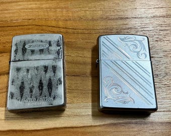 Lote de 2 encendedores Zippo vintage: Edición limitada de 1992 con grabado de pinos n.° 0304 + 2014 con grabado de pergamino ornamentado. Auténticos, fabricados en Bradford, Pensilvania, EE. UU.