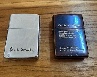 Lote de 2 encendedores Zippo vintage: uno con la firma de Paul Smith de 1999 y otro con la cita de Blaisdell en titanio negro de 2002. Encendedores vacíos originales fabricados en EE. UU.