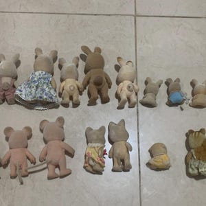 Lote de 15 figuras usadas de Calico Critters o Sylvanian Families imagen 5