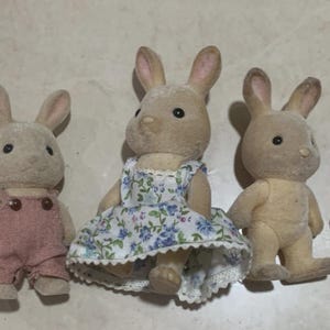 Lote de 15 figuras usadas de Calico Critters o Sylvanian Families imagen 2